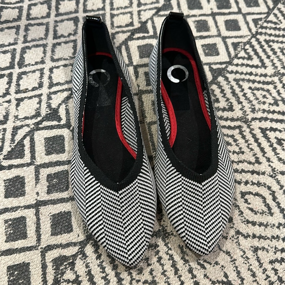 Journee Collection Women's Slip On Pointed Toe Ballet Flats